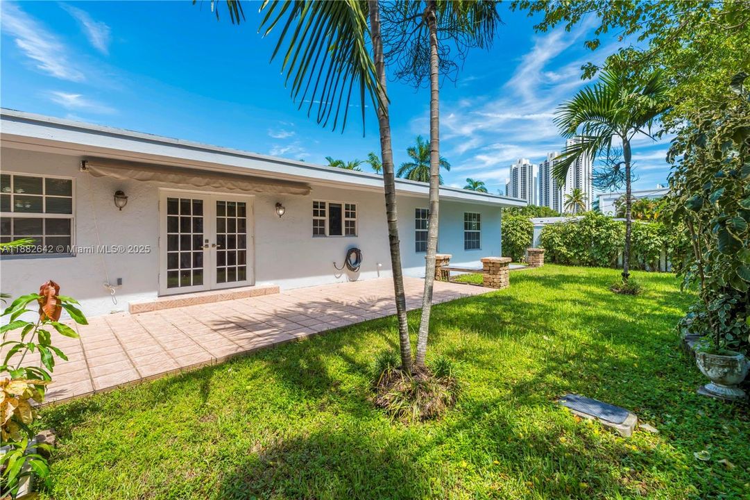 Vendido Recientemente: $1,600,000 (3 camas, 3 baños, 2556 Pies cuadrados)