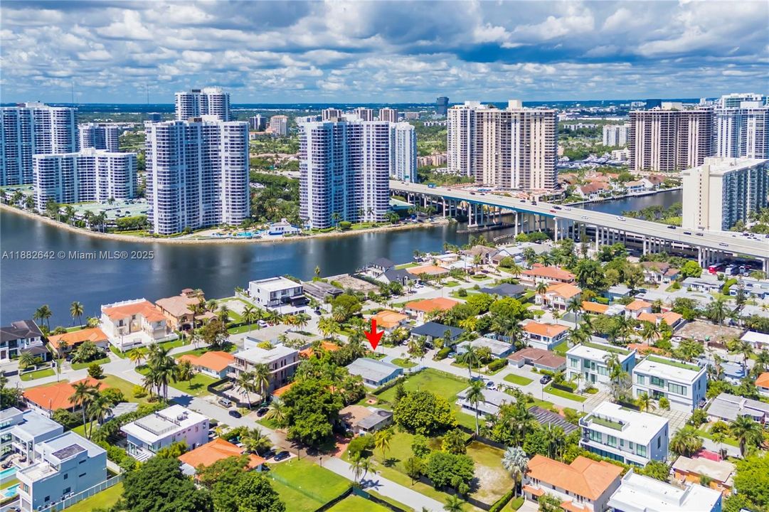 Vendido Recientemente: $1,600,000 (3 camas, 3 baños, 2556 Pies cuadrados)