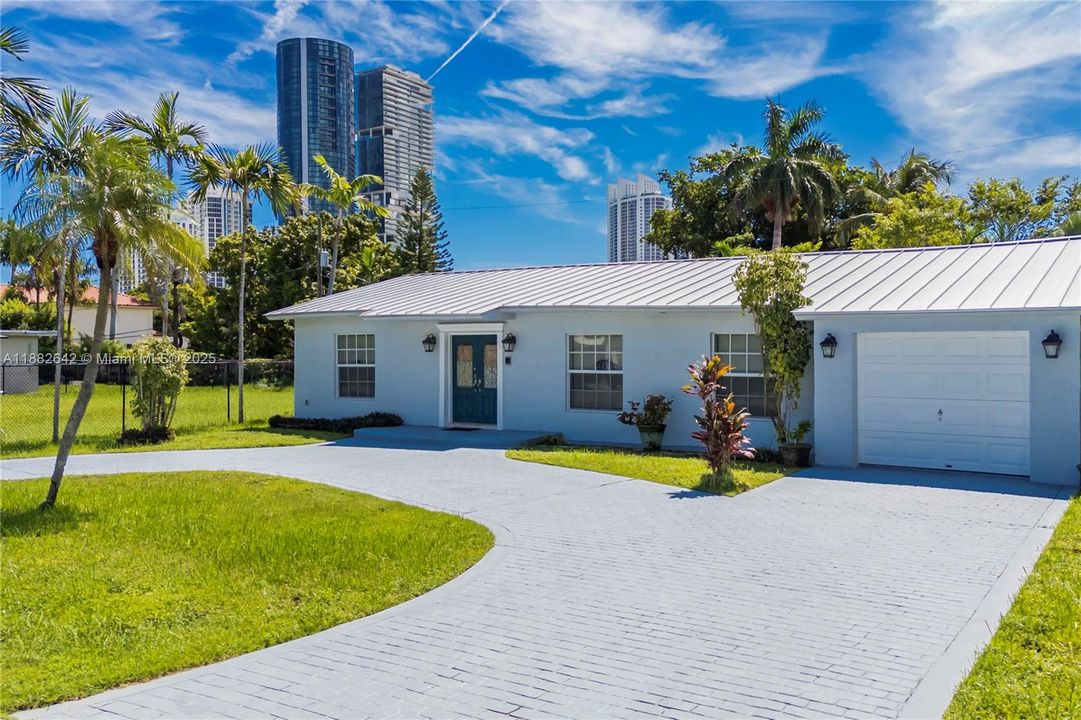 Vendido Recientemente: $1,600,000 (3 camas, 3 baños, 2556 Pies cuadrados)