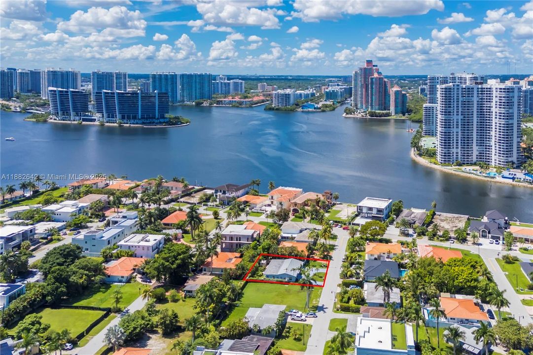 Vendido Recientemente: $1,600,000 (3 camas, 3 baños, 2556 Pies cuadrados)