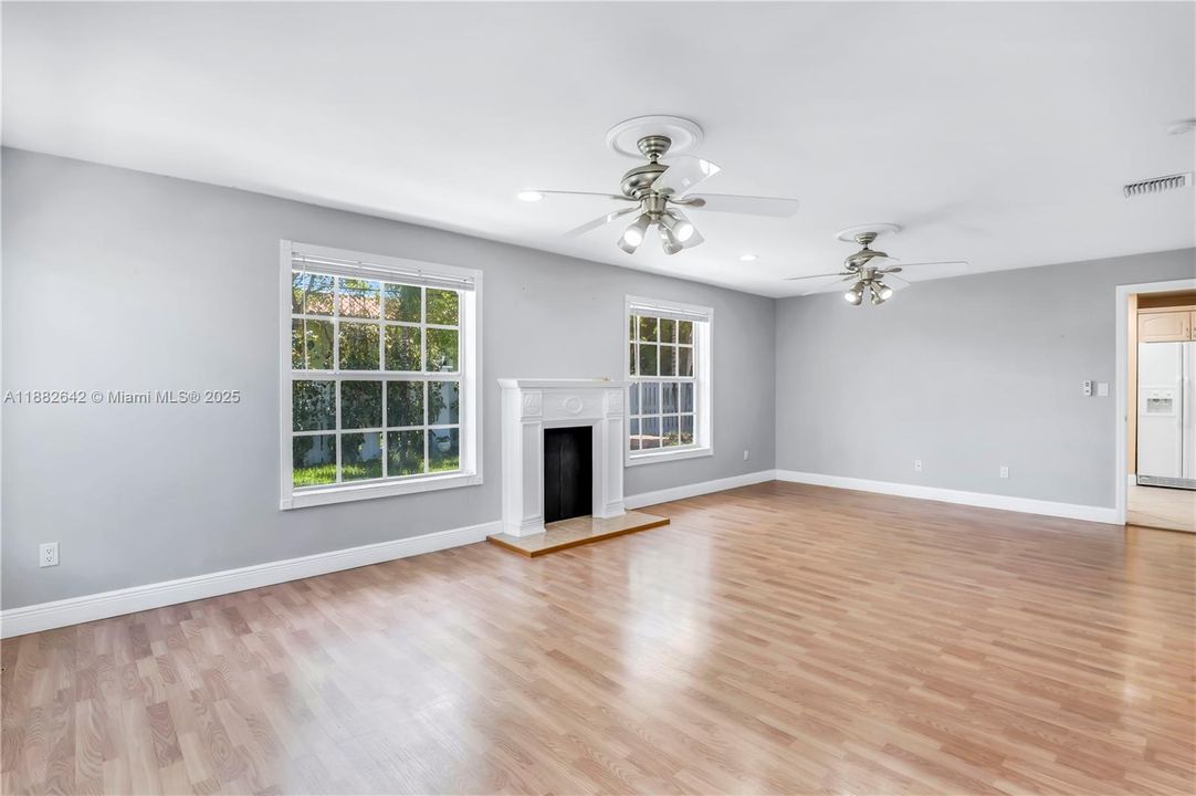 Vendido Recientemente: $1,600,000 (3 camas, 3 baños, 2556 Pies cuadrados)