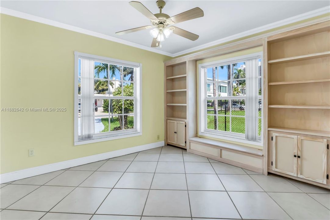 Vendido Recientemente: $1,600,000 (3 camas, 3 baños, 2556 Pies cuadrados)