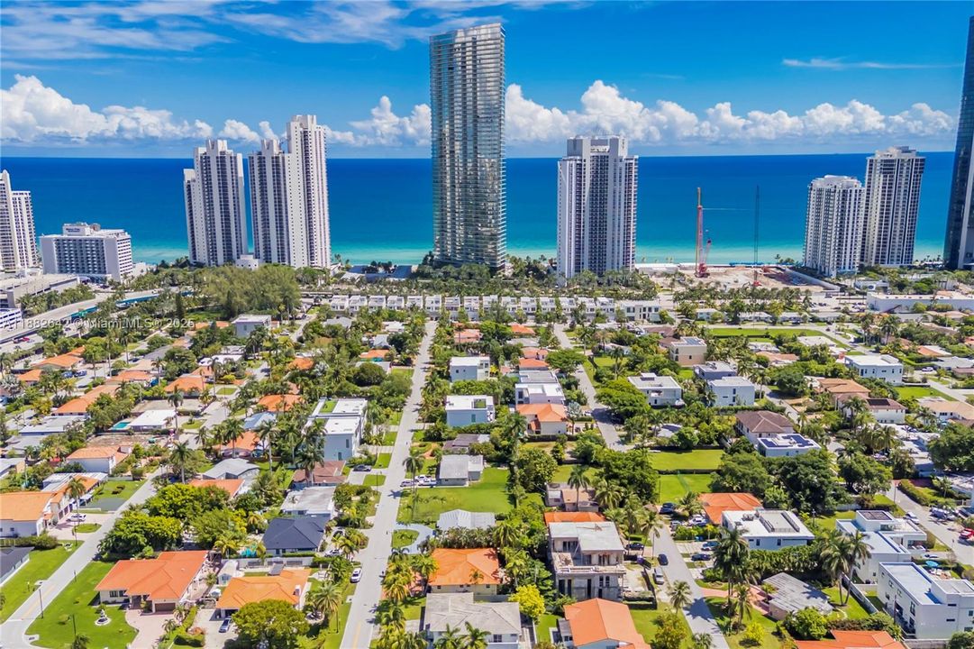 Vendido Recientemente: $1,600,000 (3 camas, 3 baños, 2556 Pies cuadrados)