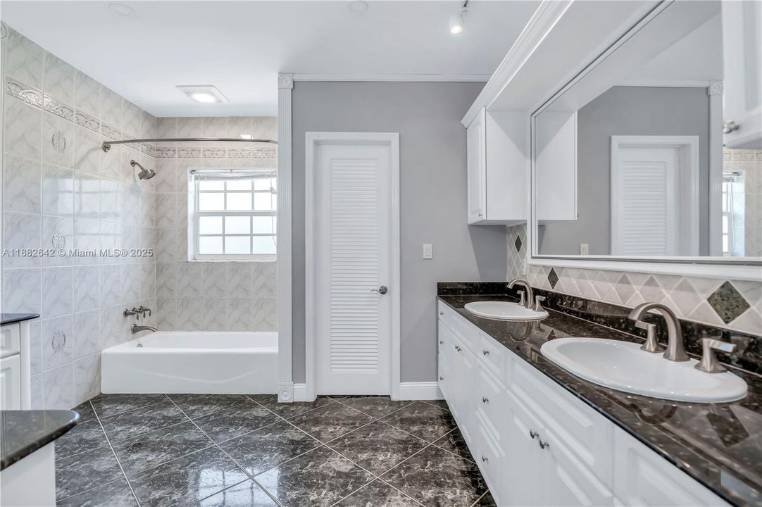 Vendido Recientemente: $1,600,000 (3 camas, 3 baños, 2556 Pies cuadrados)