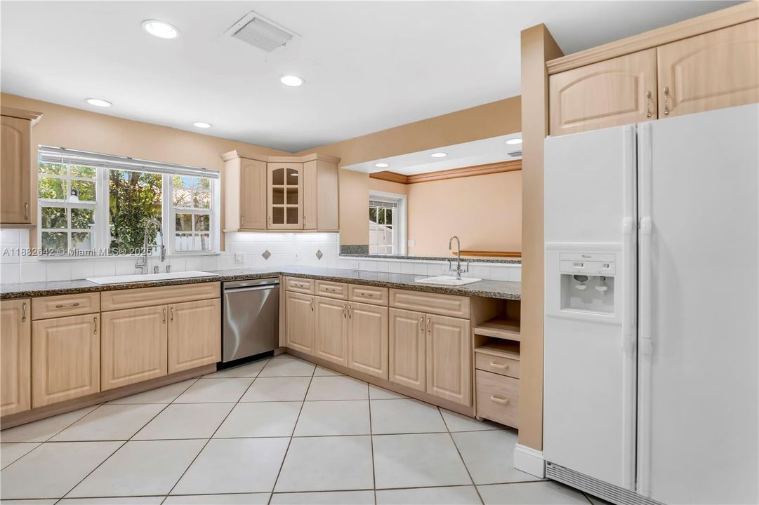 Vendido Recientemente: $1,600,000 (3 camas, 3 baños, 2556 Pies cuadrados)