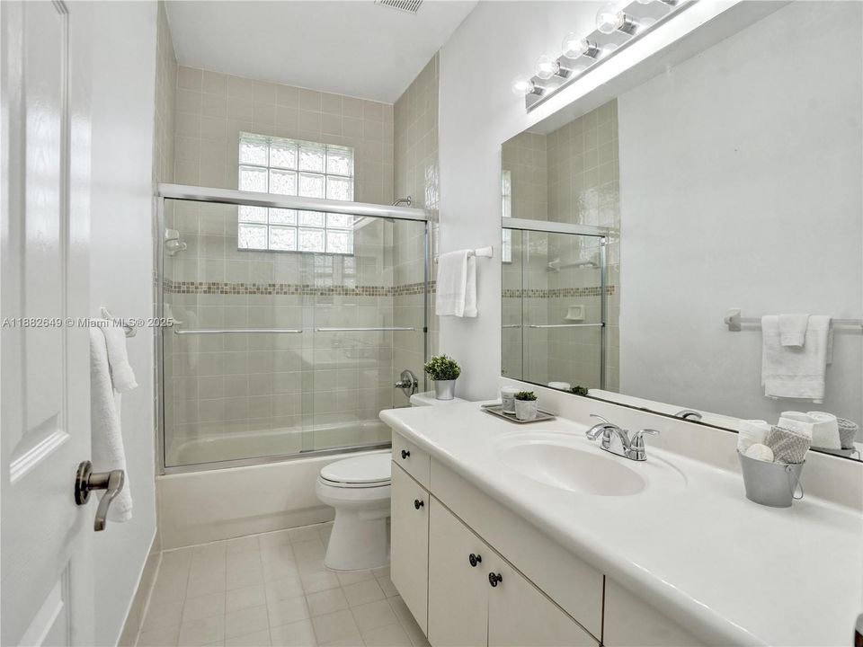 Недавно продано: $1,599,000 (5 спален, 4 ванн, 3437 Квадратных фут)