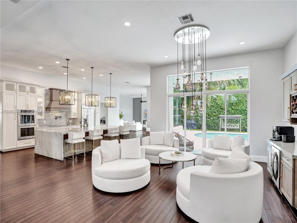 Недавно продано: $1,599,000 (5 спален, 4 ванн, 3437 Квадратных фут)