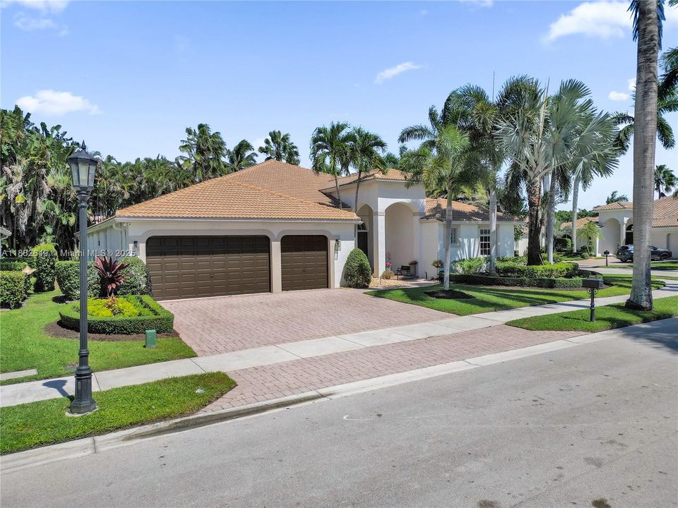 Недавно продано: $1,599,000 (5 спален, 4 ванн, 3437 Квадратных фут)