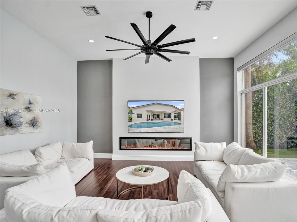 Недавно продано: $1,599,000 (5 спален, 4 ванн, 3437 Квадратных фут)