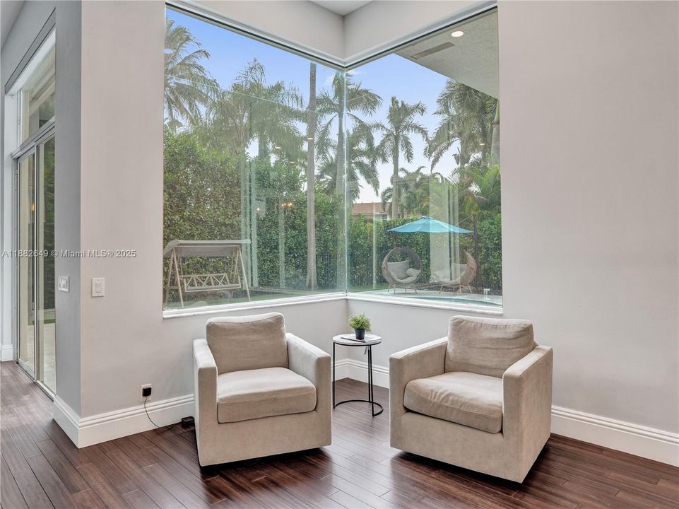 Breakfast nook and/or sitting area facing the pool. Savor in everyday meals with a sunny tropical view!