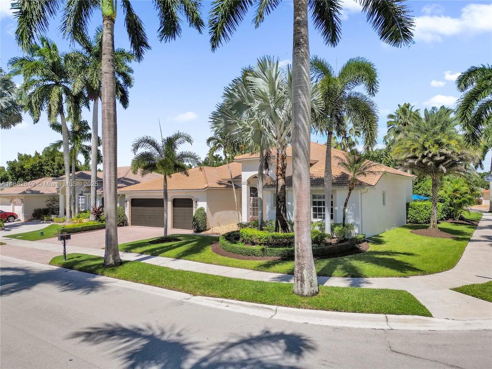 Недавно продано: $1,599,000 (5 спален, 4 ванн, 3437 Квадратных фут)