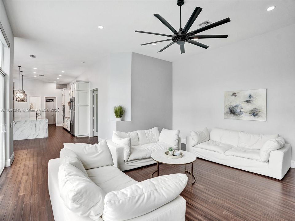 Недавно продано: $1,599,000 (5 спален, 4 ванн, 3437 Квадратных фут)