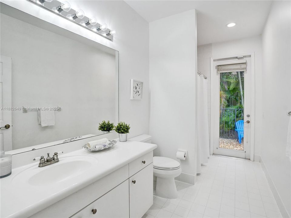 Недавно продано: $1,599,000 (5 спален, 4 ванн, 3437 Квадратных фут)