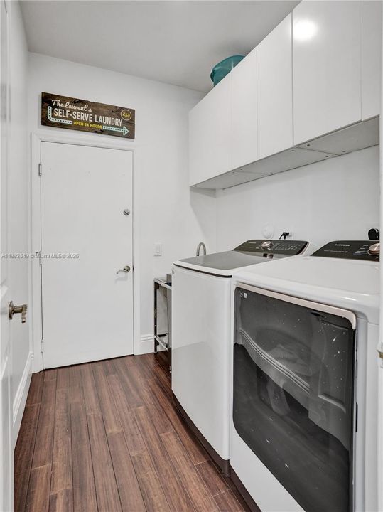 Недавно продано: $1,599,000 (5 спален, 4 ванн, 3437 Квадратных фут)