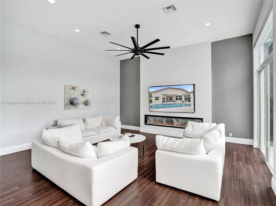 Недавно продано: $1,599,000 (5 спален, 4 ванн, 3437 Квадратных фут)