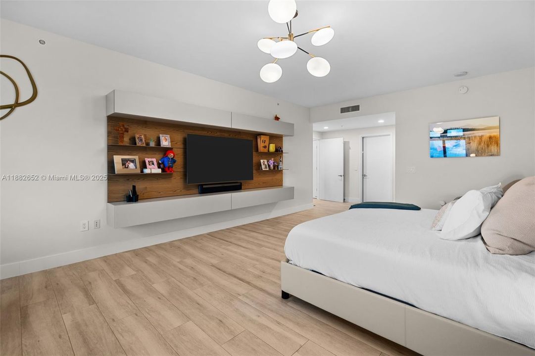 For Sale: $2,050,000 (3 beds, 3 baths, 2390 Square Feet)