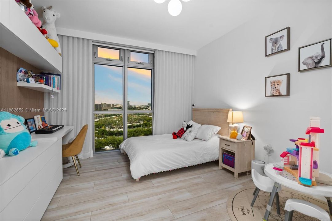 For Sale: $2,050,000 (3 beds, 3 baths, 2390 Square Feet)