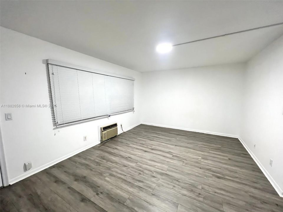 For Sale: $149,000 (1 beds, 1 baths, 811 Square Feet)
