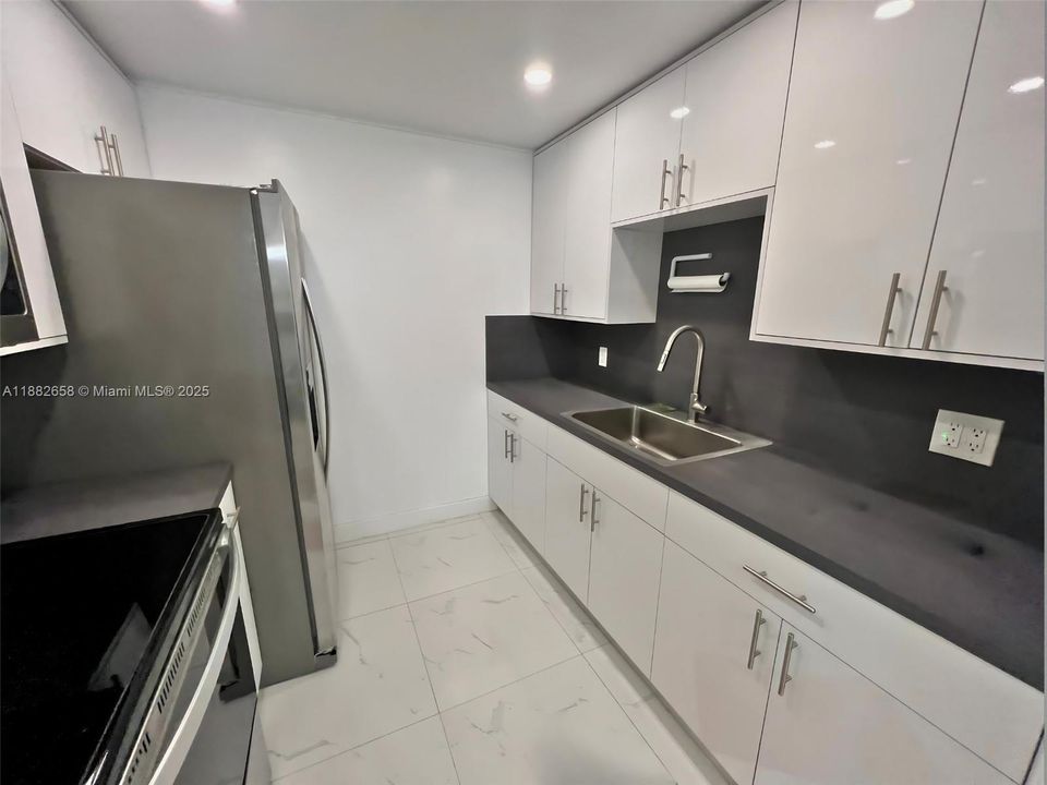 For Sale: $149,000 (1 beds, 1 baths, 811 Square Feet)