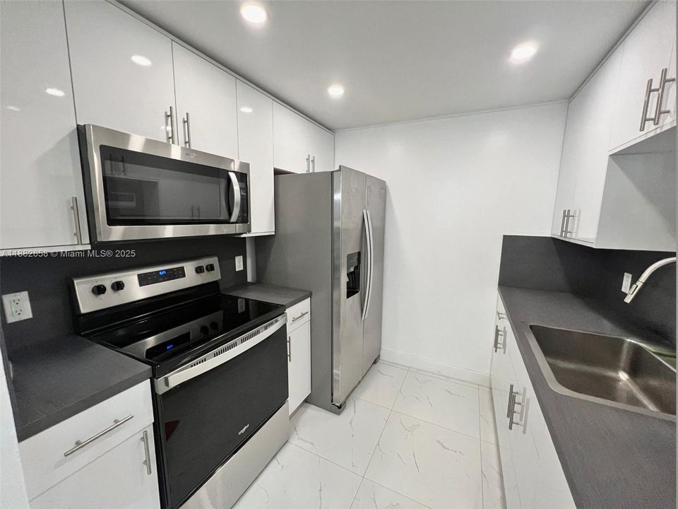 For Sale: $149,000 (1 beds, 1 baths, 811 Square Feet)