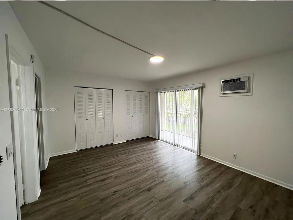 For Sale: $149,000 (1 beds, 1 baths, 811 Square Feet)