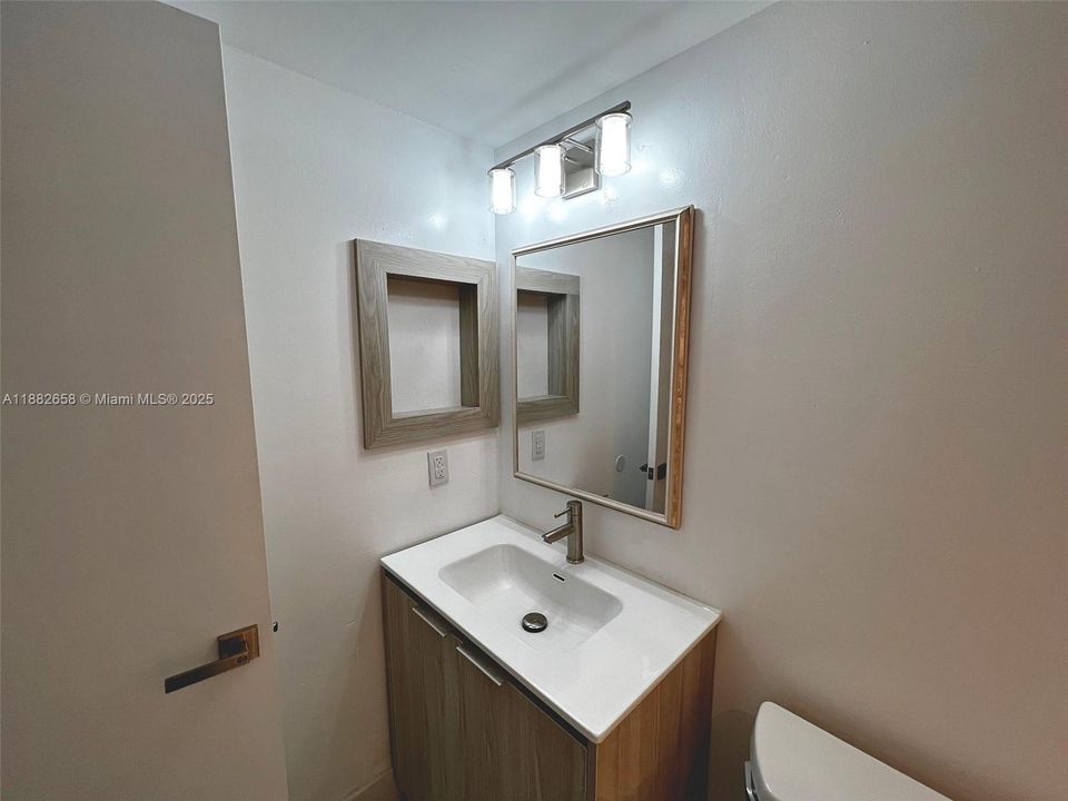 For Sale: $149,000 (1 beds, 1 baths, 811 Square Feet)