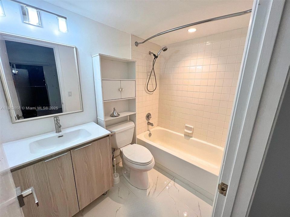 For Sale: $149,000 (1 beds, 1 baths, 811 Square Feet)