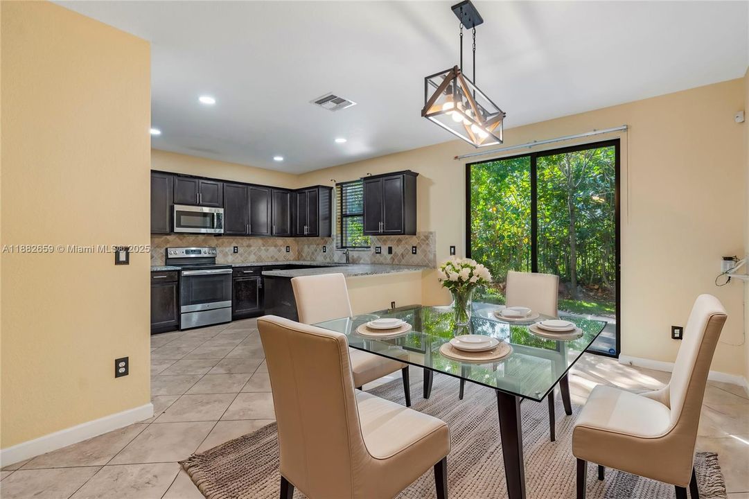 Недавно продано: $459,000 (3 спален, 2 ванн, 1466 Квадратных фут)