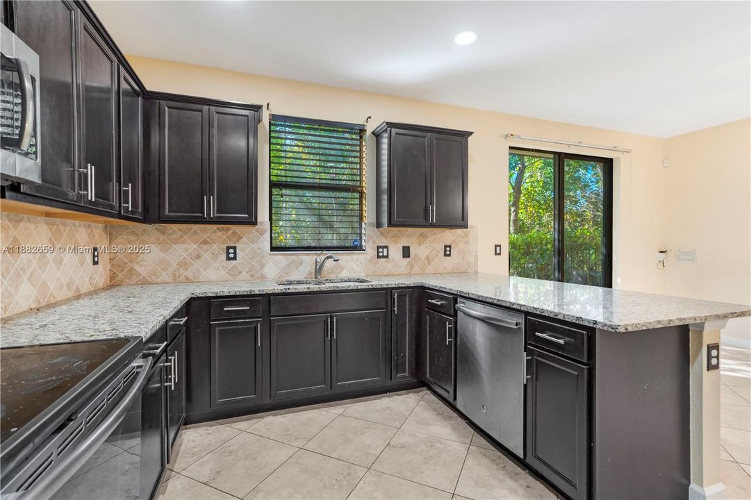 Недавно продано: $459,000 (3 спален, 2 ванн, 1466 Квадратных фут)