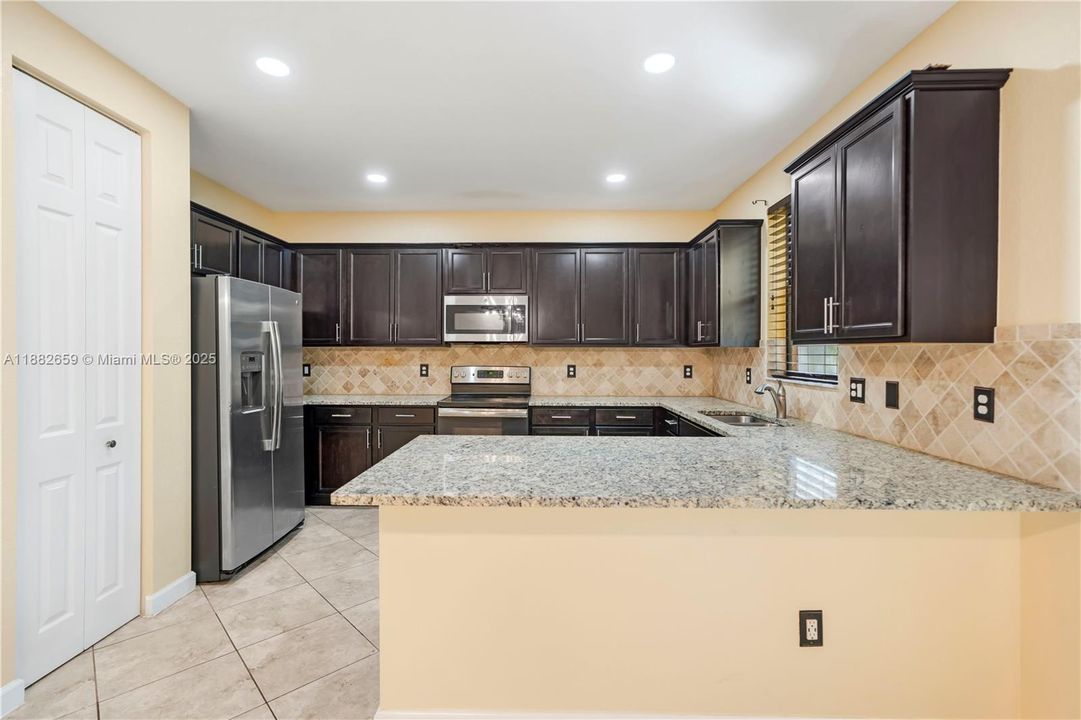 Недавно продано: $459,000 (3 спален, 2 ванн, 1466 Квадратных фут)