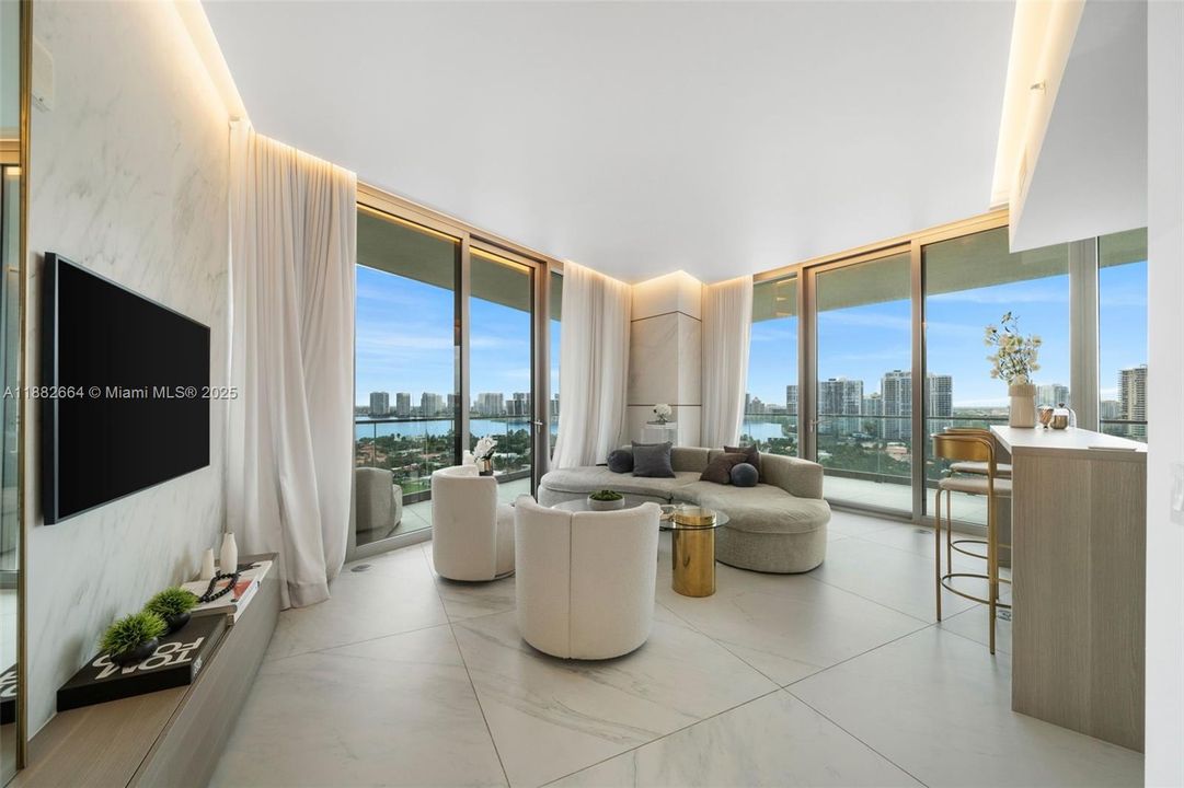 合同活跃: $10,000 (2 贝兹, 2 浴室, 1121 平方英尺)