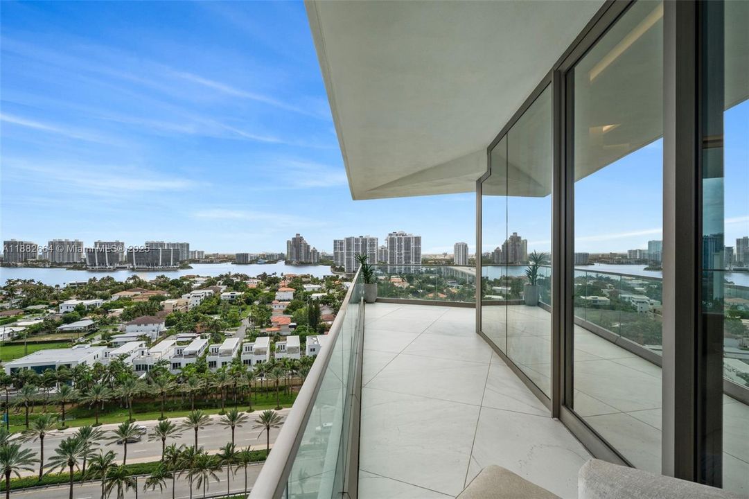 合同活跃: $10,000 (2 贝兹, 2 浴室, 1121 平方英尺)