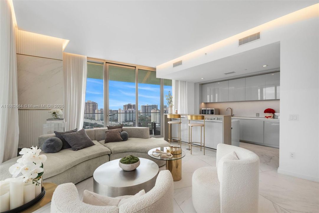 合同活跃: $10,000 (2 贝兹, 2 浴室, 1121 平方英尺)