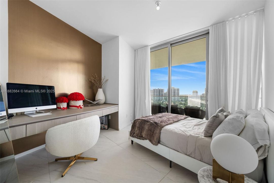 合同活跃: $10,000 (2 贝兹, 2 浴室, 1121 平方英尺)