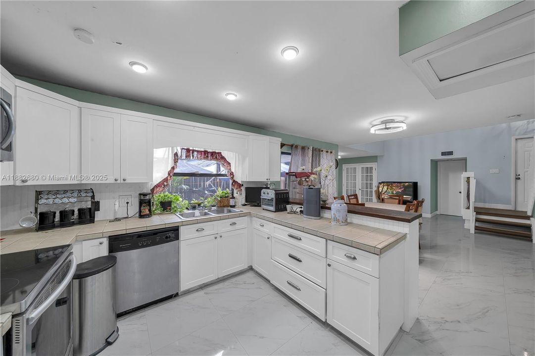 Recientemente alquilado: $3,000 (3 camas, 2 baños, 1560 Pies cuadrados)