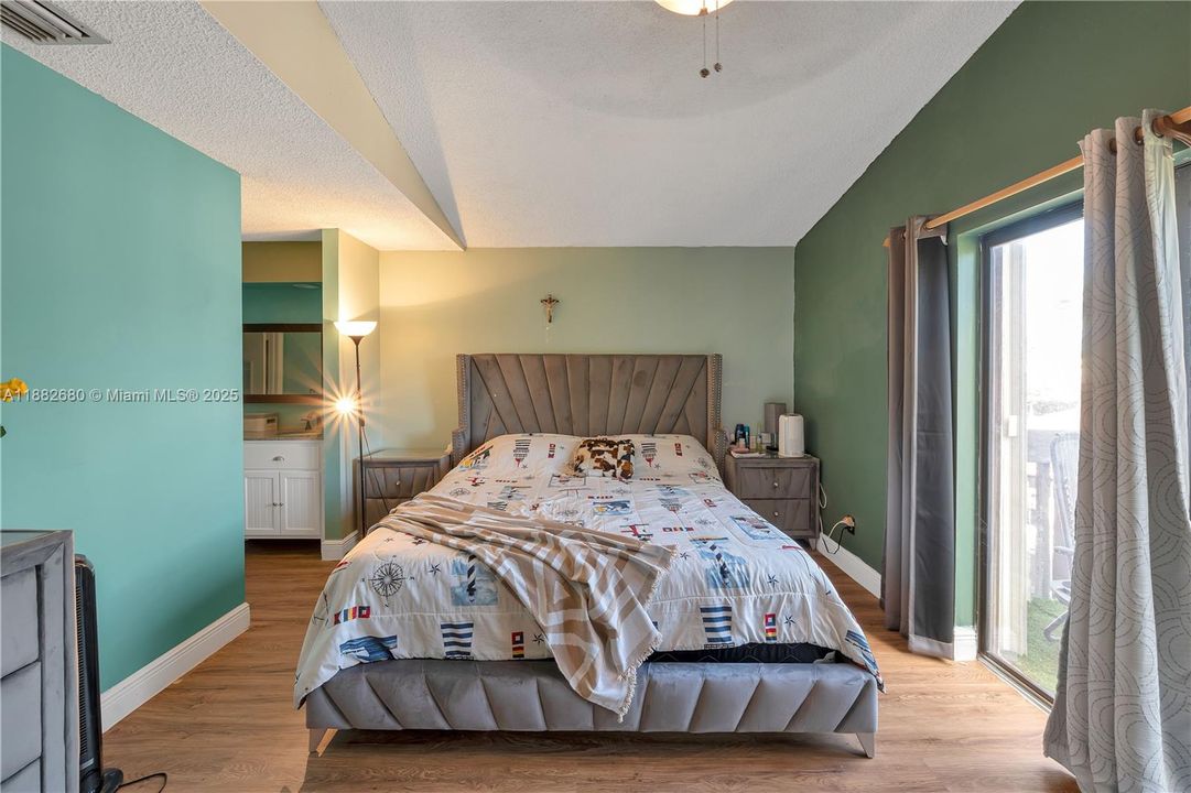 Recientemente alquilado: $3,000 (3 camas, 2 baños, 1560 Pies cuadrados)