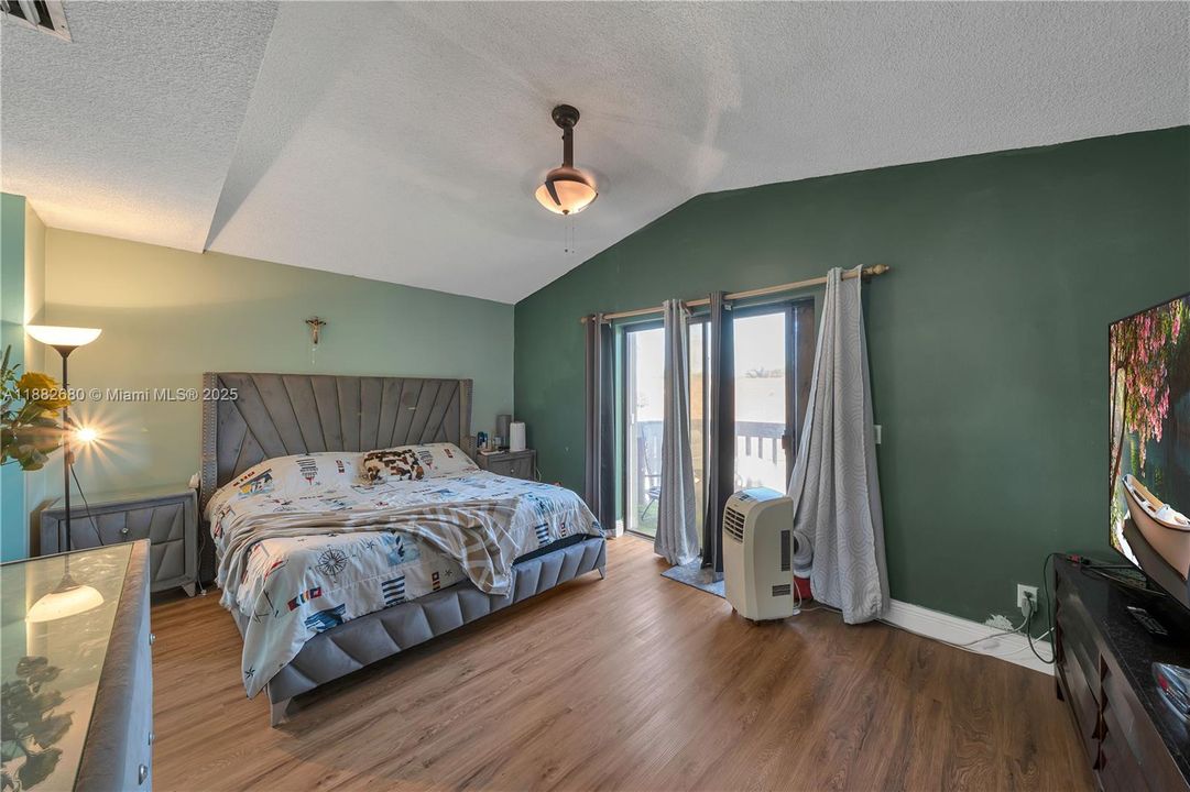 Recientemente alquilado: $3,000 (3 camas, 2 baños, 1560 Pies cuadrados)