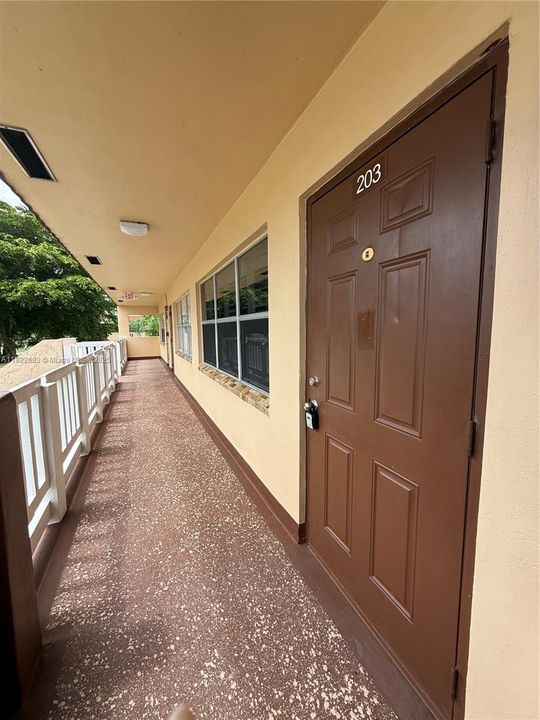 合同活跃: $89,999 (1 贝兹, 1 浴室, 590 平方英尺)