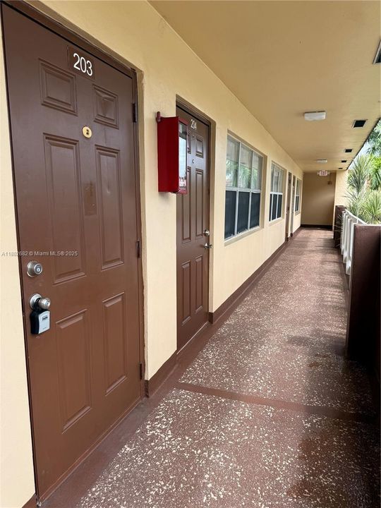 合同活跃: $89,999 (1 贝兹, 1 浴室, 590 平方英尺)