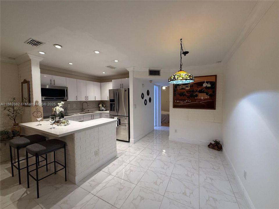 合同活跃: $89,999 (1 贝兹, 1 浴室, 590 平方英尺)