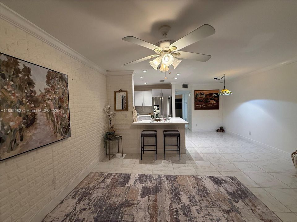 合同活跃: $89,999 (1 贝兹, 1 浴室, 590 平方英尺)