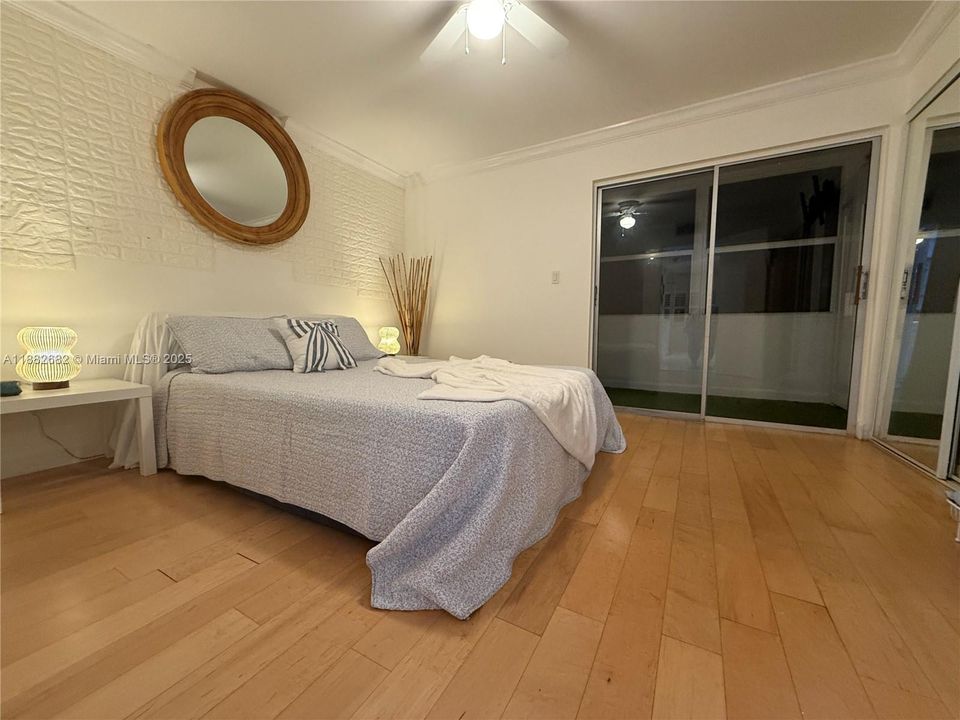 合同活跃: $89,999 (1 贝兹, 1 浴室, 590 平方英尺)