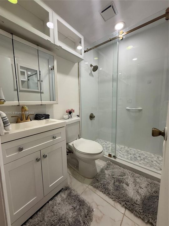 合同活跃: $89,999 (1 贝兹, 1 浴室, 590 平方英尺)