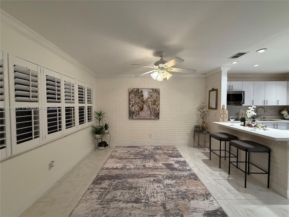 合同活跃: $89,999 (1 贝兹, 1 浴室, 590 平方英尺)