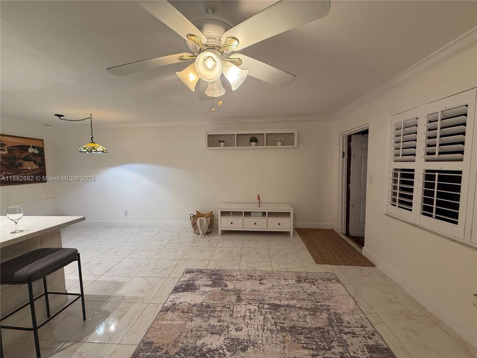 合同活跃: $89,999 (1 贝兹, 1 浴室, 590 平方英尺)