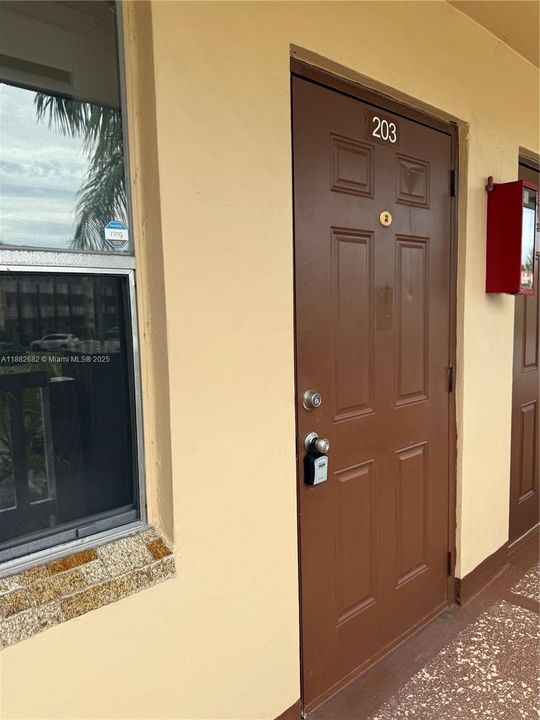 合同活跃: $89,999 (1 贝兹, 1 浴室, 590 平方英尺)