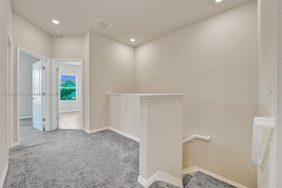 合同活跃: $3,990 (3 贝兹, 2 浴室, 1780 平方英尺)