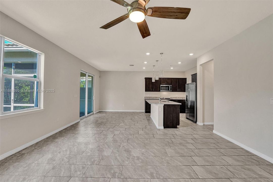 合同活跃: $3,990 (3 贝兹, 2 浴室, 1780 平方英尺)