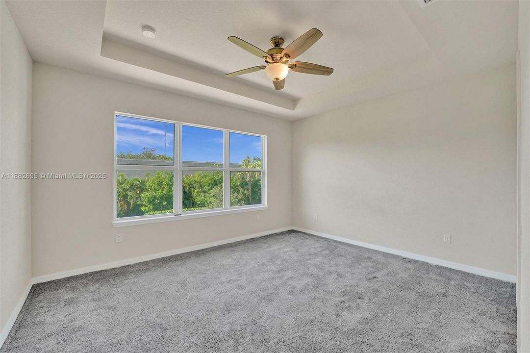 合同活跃: $3,990 (3 贝兹, 2 浴室, 1780 平方英尺)