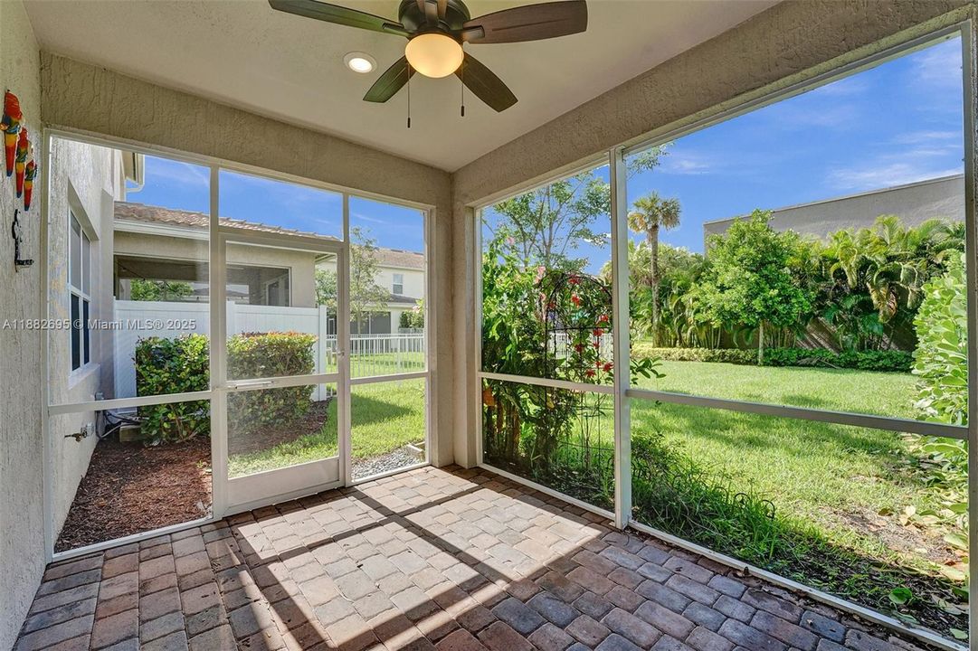 合同活跃: $3,990 (3 贝兹, 2 浴室, 1780 平方英尺)